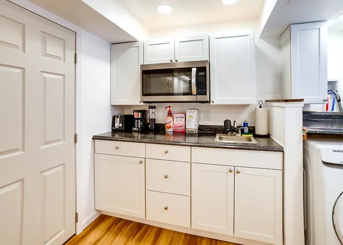 3 Mi To Downtown: W/ Balcony! Holiday home *