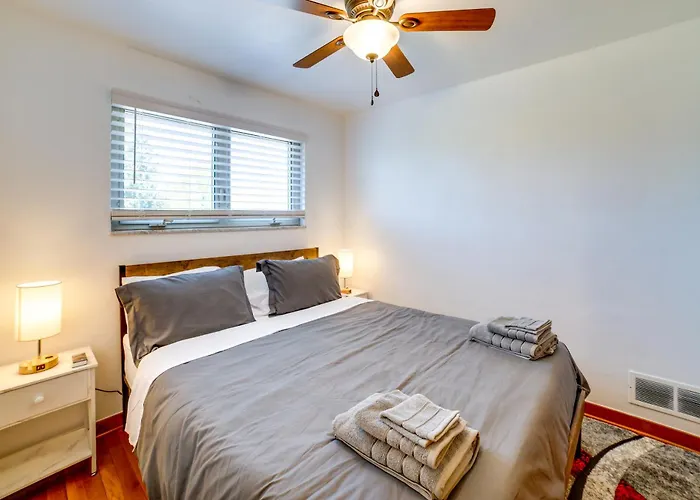 3 Mi To Downtown: W/ Balcony! Holiday home *