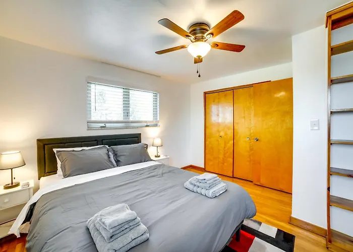 3 Mi To Downtown: W/ Balcony! Holiday home