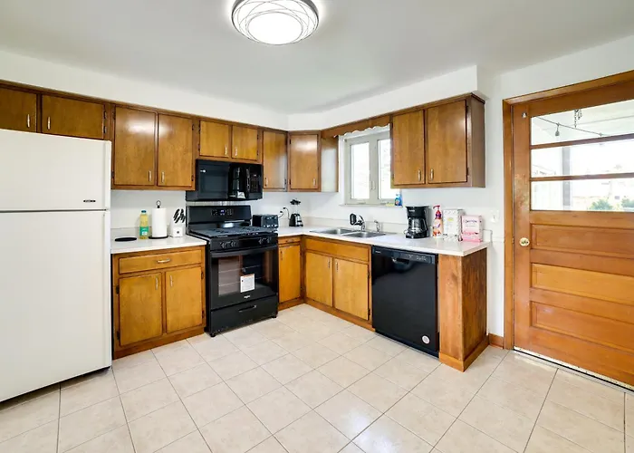 3 Mi To Downtown: W/ Balcony! Holiday home *
