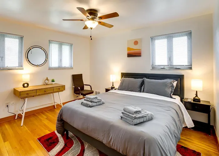 3 Mi To Downtown: W/ Balcony! Holiday home Pittsburgh