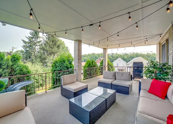3 Mi To Downtown: W/ Balcony! Holiday home Pittsburgh