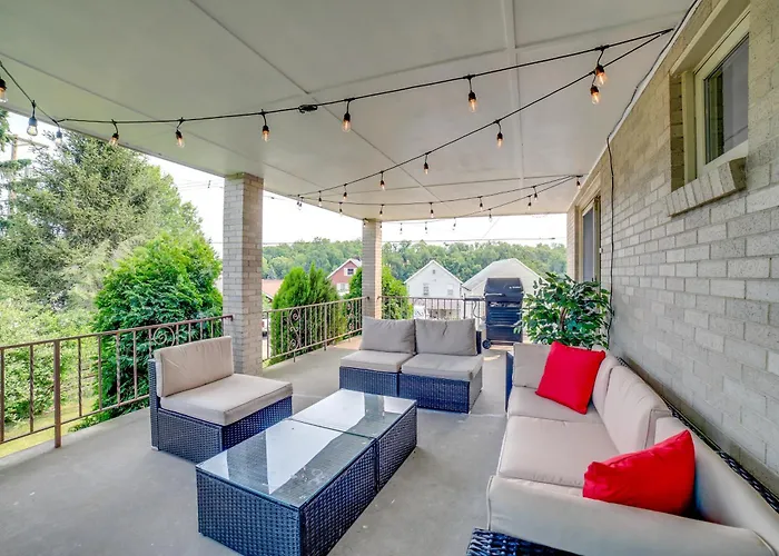 3 Mi To Downtown: W/ Balcony! Holiday home